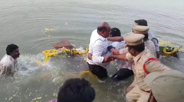 చెరువుల పండుగలో మంత్రి గంగులకు తప్పిన ప్రమాదం