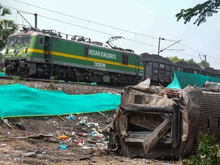 వెస్ట్ బెంగాల్‎లో రైలు ప్రమాదం..పట్టాలు తప్పిన బోగీలు