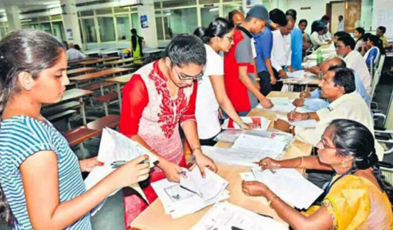 TS EAMCET: కౌన్సెలింగ్‌కు దూరంగా ఎంసెట్ టాపర్లు.. ఎందుకంటే..?